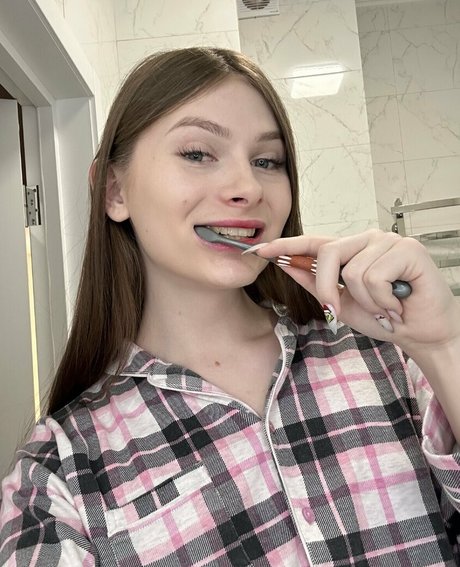 Naken läckt OnlyFans-bild av Miats