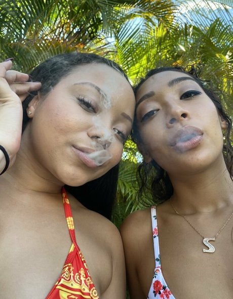 Naken lekkede OnlyFans-bilde av Adriana Maya