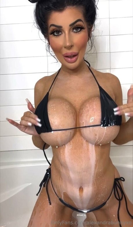 Naakte gelekte OnlyFans-foto van Alexandra Bunny