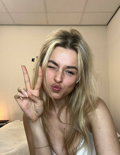 Naken läckt OnlyFans-bild av Maaddyymads