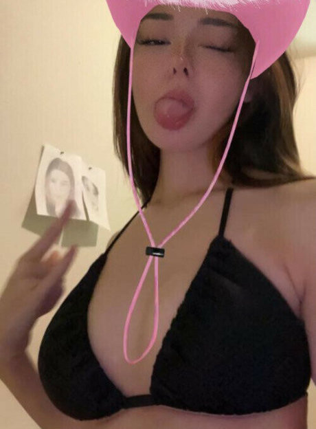 Naken läckt OnlyFans-bild av Carly Mai