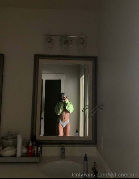 Alaston vuotanut OnlyFans-kuva Kylienelson