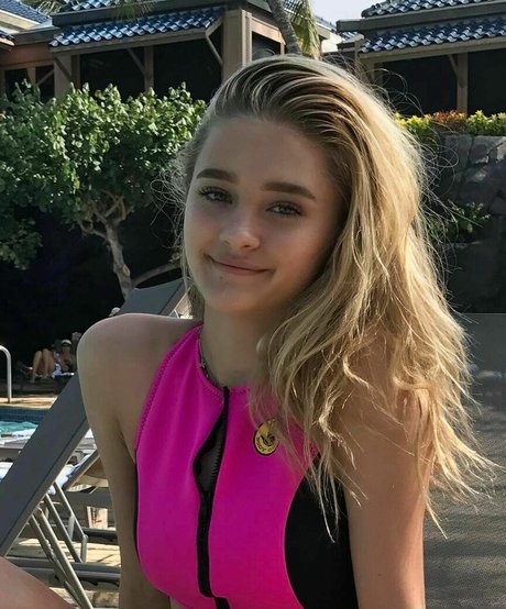 Lizzy Greene OnlyFansリークヌード写真