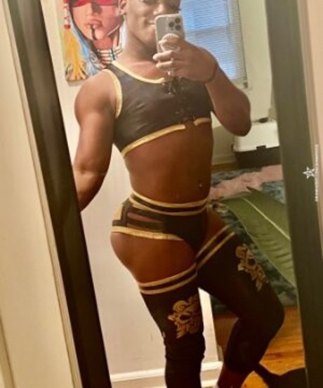 Naakte gelekte OnlyFans-foto van Sonny Kiss