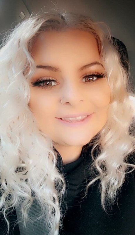 Naakte gelekte OnlyFans-foto van Charley Mairs