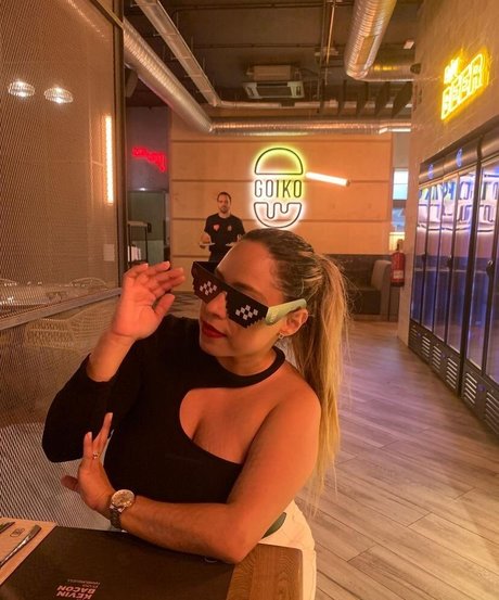 Naken läckt OnlyFans-bild av Akaren