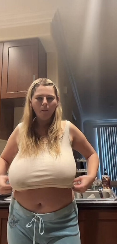 Emspensiveemily OnlyFans泄露裸照