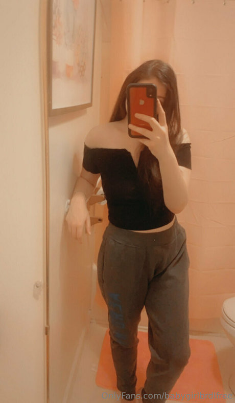 Foto nua vazada do OnlyFans de Babygirlbrdlfree