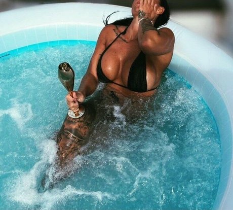 Naakte gelekte OnlyFans-foto van Thatinkedgirl