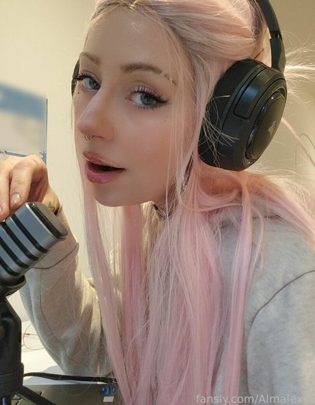 Naken läckt OnlyFans-bild av Almalexia