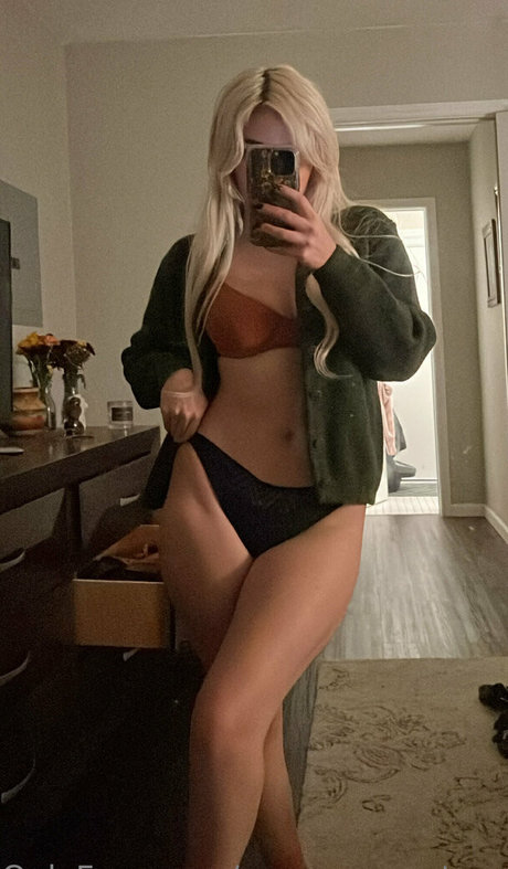 Alasti lekkinud OnlyFans-i pilt Snowyserenasummers