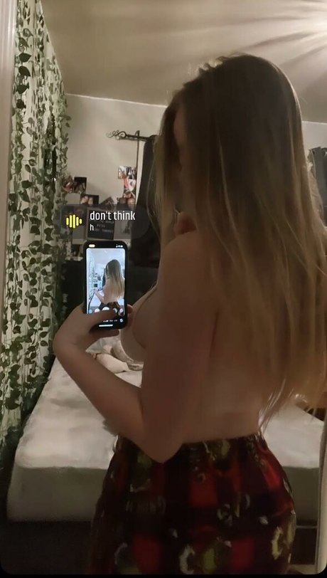 Naken läckt OnlyFans-bild av Hailey Frizzell