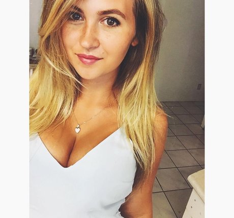 Nahá fotka uniklých OnlyFans od Aimee Eline