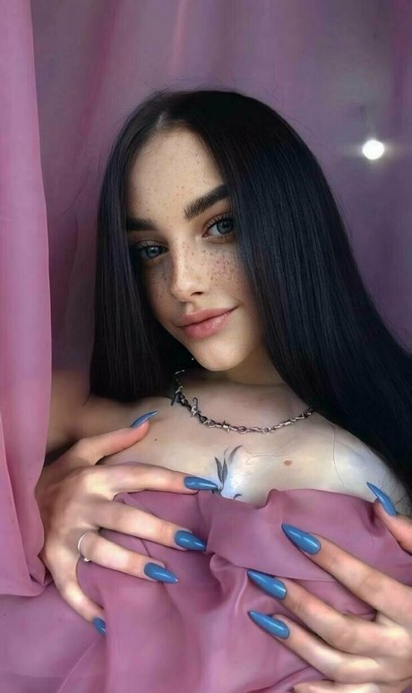 Alasti lekkinud OnlyFans-i pilt Isabelaevans