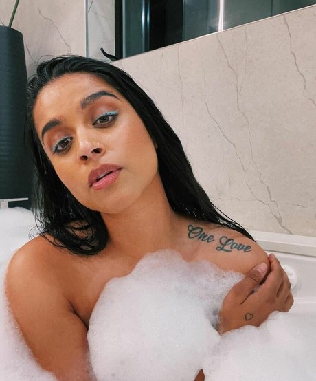Naakte gelekte OnlyFans-foto van Lilly Singh