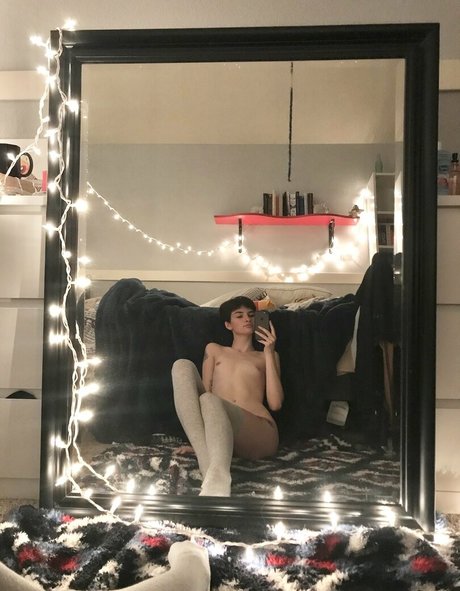 Naakte gelekte OnlyFans-foto van Artsybaby