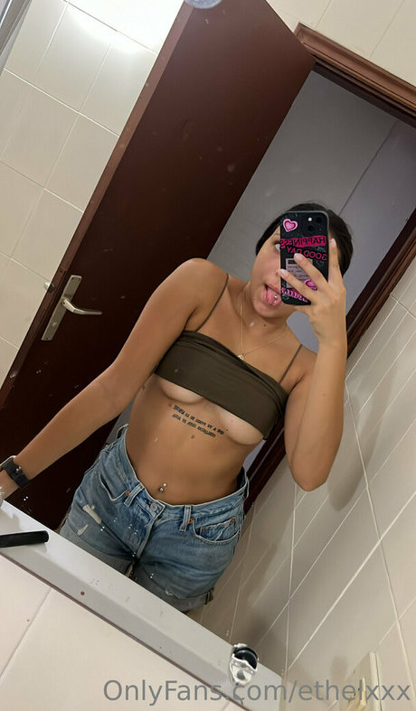 Naakte gelekte OnlyFans-foto van Ethelxxx