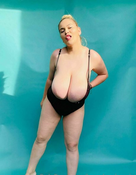 Hugeboobserin