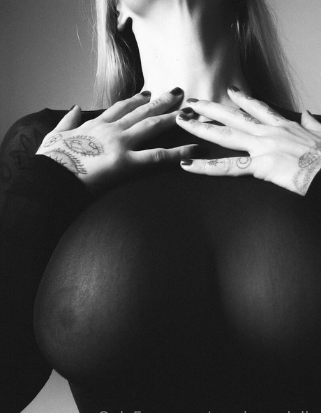 Nahá fotka uniklých OnlyFans od Sarahvandella
