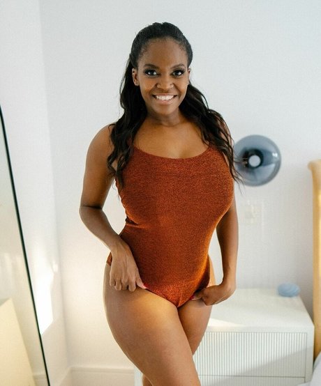 Photo nue de fuite OnlyFans de Oti Mabuse