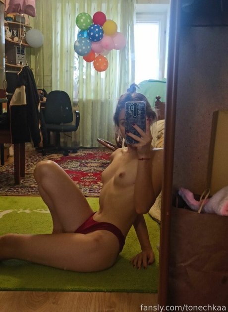 Naken läckt OnlyFans-bild av Tonechkaa