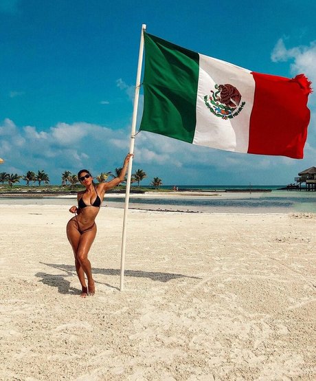 Naken läckt OnlyFans-bild av Ivette Saucedo