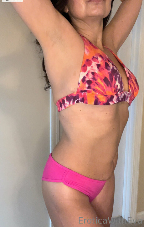Naken lekkede OnlyFans-bilde av Eroticawitheva