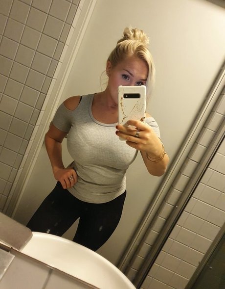 Naken läckt OnlyFans-bild av Emilia Linden
