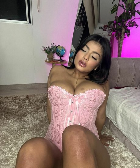 Alaston vuotanut OnlyFans-kuva Carameloxox