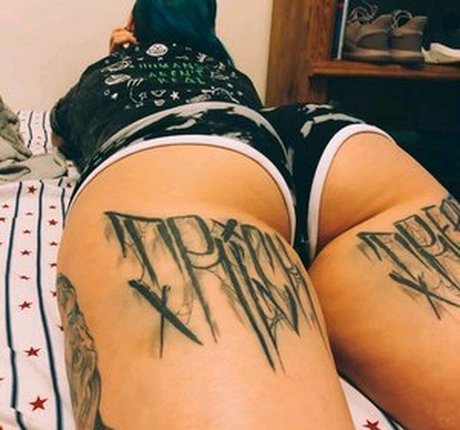 Naakte gelekte OnlyFans-foto van Tattooedkhaosss