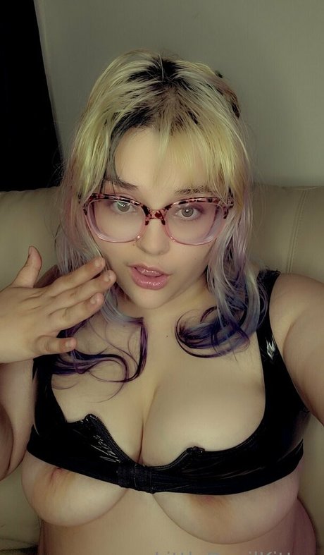 Alasti lekkinud OnlyFans-i pilt Littledevilkitten
