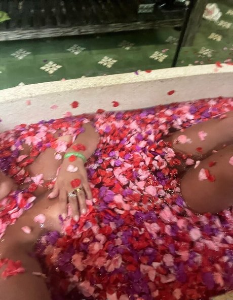 Naken läckt OnlyFans-bild av Saucytitsbali