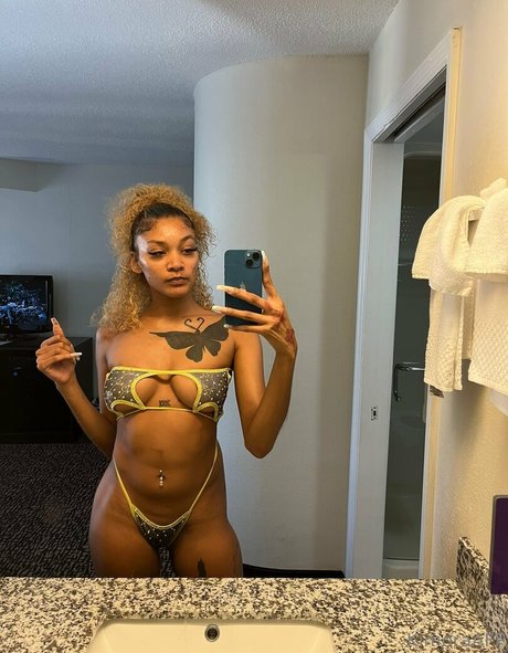 Naakte gelekte OnlyFans-foto van Kimoraworldwide
