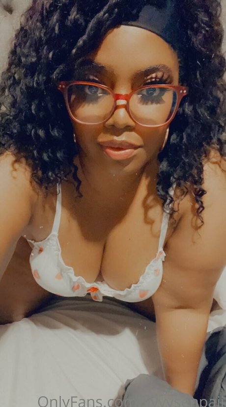 Naken läckt OnlyFans-bild av Obeygoddesslivvy