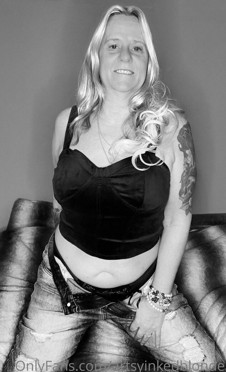 Nøgent lækket OnlyFans-billede af Artsyinkedblonde