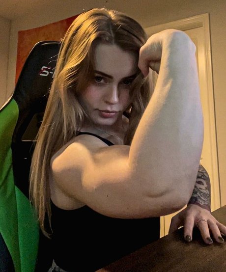 Alaston vuotanut OnlyFans-kuva Ayshia Schisel