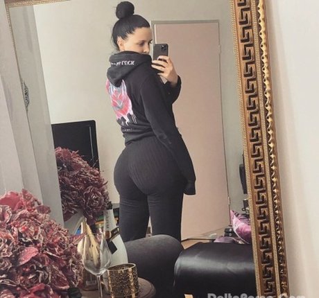 Naken läckt OnlyFans-bild av Karolina Nella