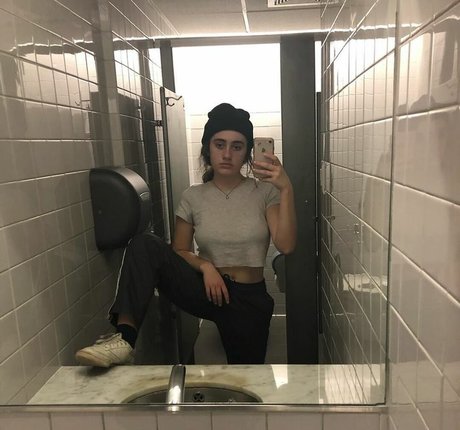 Rachel Sennott OnlyFansリークヌード写真