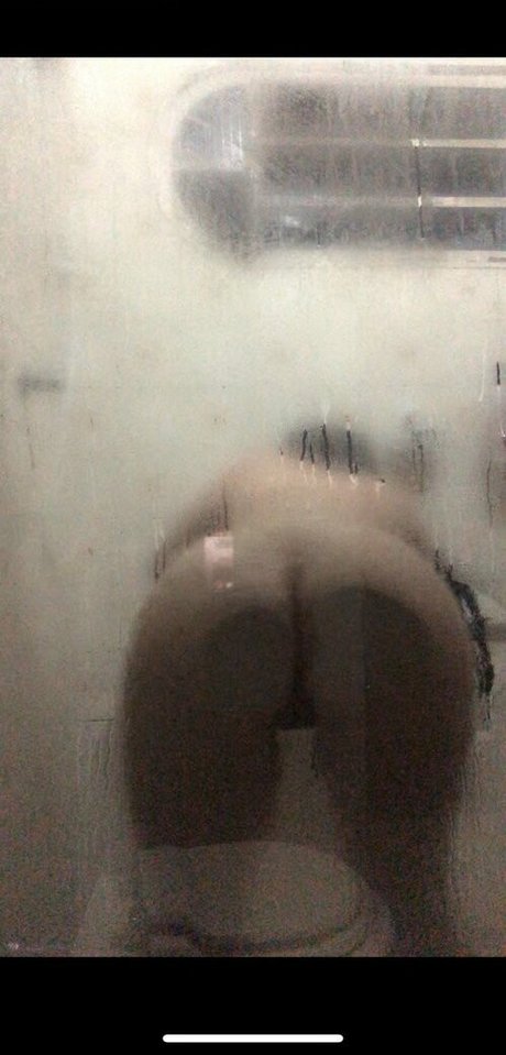Naken läckt OnlyFans-bild av Littlebatiluvlittlebat