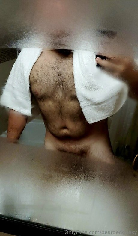 Alasti lekkinud OnlyFans-i pilt Beardedgeeky
