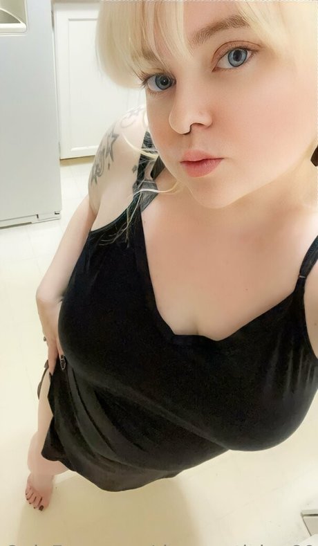 Alasti lekkinud OnlyFans-i pilt Tinymortician89