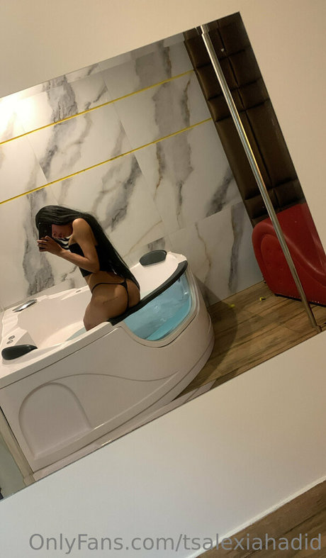 Naken läckt OnlyFans-bild av Bellaahadid