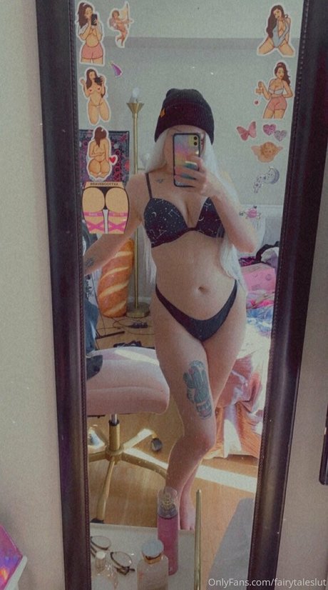 Nahá fotka uniklých OnlyFans od Ravebbyjade