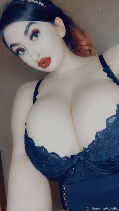 Bustyaltgirl