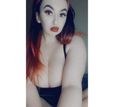 Bustyaltgirl