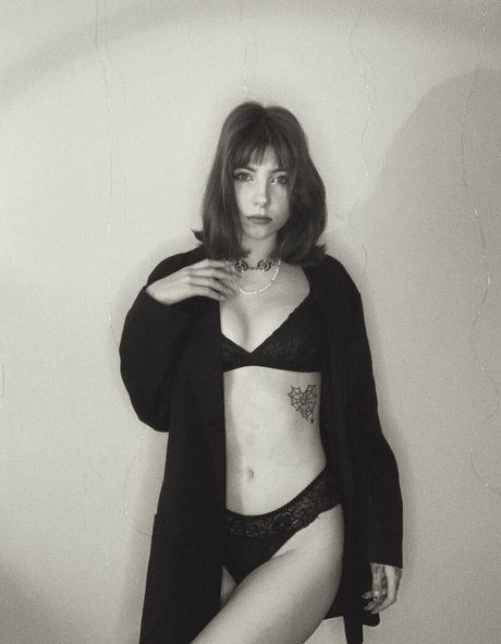Naken läckt OnlyFans-bild av Zlatkalesenok