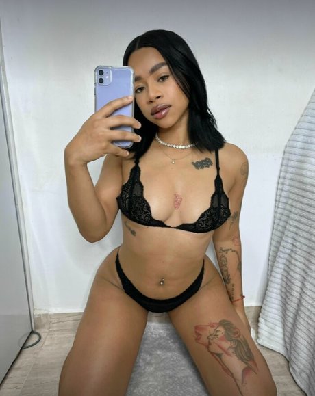 Alaston vuotanut OnlyFans-kuva Luluheart