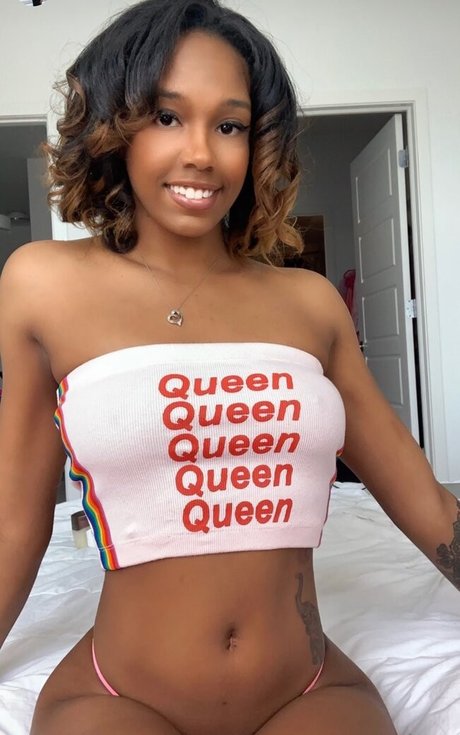 Naken läckt OnlyFans-bild av Lacey London