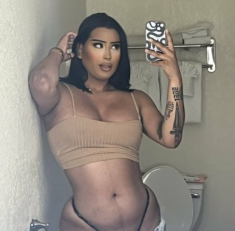 Naken läckt OnlyFans-bild av Alexistheedoll