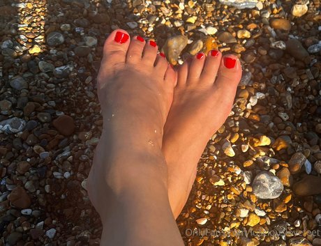Naken läckt OnlyFans-bild av Lusciouslovefeet
